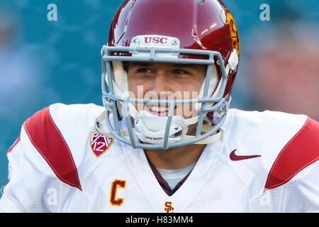 13. Oktober 2011; San Francisco CA, USA;  Southern California Trojaner Quarterback Matt Barkley (7) erwärmt sich vor dem Spiel gegen die California Golden Bears im AT&T Park. Stockfoto