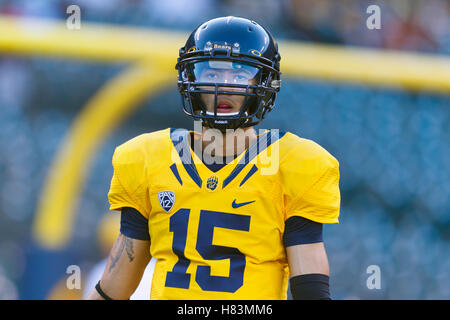 13. Oktober 2011; San Francisco CA, USA;  California Golden Bears Quarterback Zach Maynard (15) erwärmt sich vor dem Spiel gegen die südlichen Kalifornien-Trojaner im AT&T Park. Stockfoto