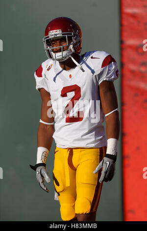 13. Oktober 2011; San Francisco CA, USA;  Southern California Trojaner Wide Receiver Robert Woods (2) erwärmt sich vor dem Spiel gegen die California Golden Bears im AT&T Park.  Southern California besiegte California 30-9. Stockfoto