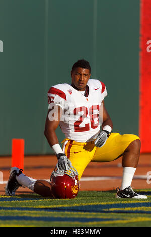 13. Oktober 2011; San Francisco CA, USA;  Southern California Trojaner Runningback Marc Tyler (26) erwärmt sich vor dem Spiel gegen die California Golden Bears im AT&T Park.  Southern California besiegte California 30-9. Stockfoto