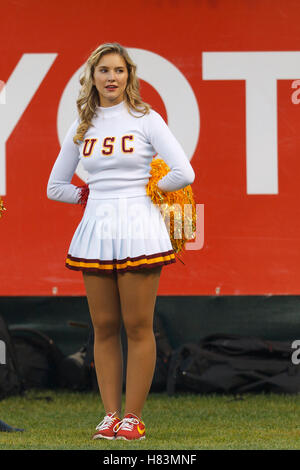 13. Oktober 2011; San Francisco CA, USA; Ein südkalifornischer Trojaner-Cheerleader steht vor dem Spiel gegen die California Golden Bears im AT&T Park an der Seitenlinie. Südkalifornien besiegte Kalifornien mit 30:9. Stockfoto