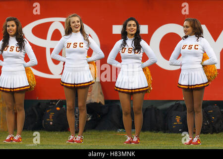 13. Oktober 2011; San Francisco CA, USA;  Southern California Trojaner Cheerleader an der Seitenlinie vor dem Spiel gegen die California Golden Bears im AT&T Park.  Southern California besiegte California 30-9. Stockfoto
