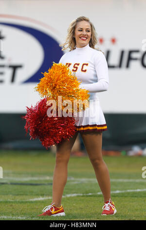 13. Oktober 2011; San Francisco CA, USA;  Southern California Trojaner Cheerleader steht auf dem Feld vor dem Spiel gegen die California Golden Bears im AT&T Park.  Southern California besiegte California 30-9. Stockfoto