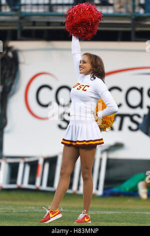 13. Oktober 2011; San Francisco CA, USA;  Southern California Trojaner Cheerleader steht auf dem Feld vor dem Spiel gegen die California Golden Bears im AT&T Park.  Southern California besiegte California 30-9. Stockfoto