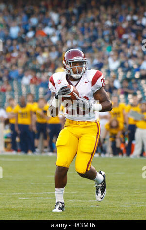 13. Oktober 2011; San Francisco CA, USA;  Southern California Trojaner Runningback Marc Tyler (26) fängt einen Pass gegen die California Golden Bears im ersten Quartal im AT&T Park.  Southern California besiegte California 30-9. Stockfoto