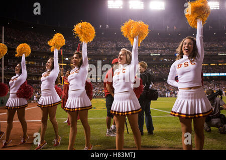 13. Oktober 2011; San Francisco CA, USA; der Cheerleader der Southern California Trojans tritt im zweiten Quartal im AT&T Park an der Seitenlinie gegen die California Golden Bears auf. Stockfoto