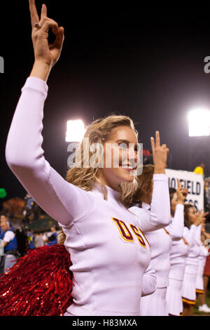 13. Oktober 2011; San Francisco CA, USA;  Southern California Trojaner Cheerleader führen im vierten Quartal gegen die California Golden Bears im AT&T Park.  Southern California besiegte California 30-9. Stockfoto