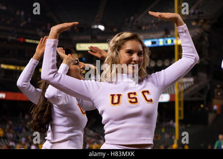 13. Oktober 2011; San Francisco CA, USA;  Southern California Trojaner Cheerleader führen Sie nach dem Spiel gegen die California Golden Bears im AT&T Park.  Southern California besiegte California 30-9. Stockfoto