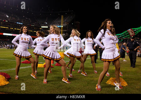 13. Oktober 2011; San Francisco CA, USA;  Southern California Trojaner Cheerleader führen Sie nach dem Spiel gegen die California Golden Bears im AT&T Park.  Southern California besiegte California 30-9. Stockfoto