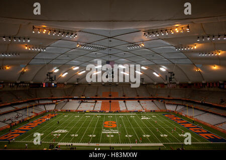 21. Oktober 2011; Syracuse, NY, USA;  Gesamtansicht des Innenraums von Carrier Dome vor dem Spiel zwischen den Syracuse Orange und die West Virginia Mountaineers. Stockfoto