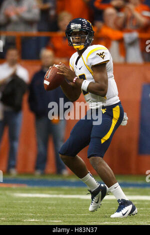 21. Oktober 2011; Syracuse, NY, USA;  West Virginia Mountaineers quarterback Geno Smith (12) steht in der Tasche gegen die Syracuse Orange im zweiten Quartal an den Carrier Dome.  Syrakus besiegt West Virginia 49-23. Stockfoto