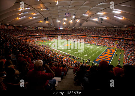 21. Oktober 2011; Syracuse, NY, USA;  Gesamtansicht der Carrier Dome im zweiten Quartal zwischen den Syracuse Orange und die West Virginia Mountaineers. Stockfoto