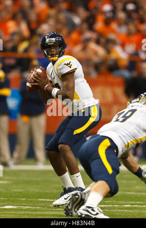 21. Oktober 2011; Syracuse, NY, USA;  West Virginia Mountaineers quarterback Geno Smith (12) steht in der Tasche gegen die Syracuse Orange im zweiten Quartal an den Carrier Dome.  Syrakus besiegt West Virginia 49-23. Stockfoto