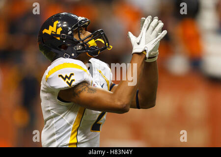 21. Oktober 2011; Syracuse, NY, USA;  West Virginia Mountaineers Wide Receiver Brad Starks (2) bereitet sich auf eine Kick-off gegen die Syracuse Orange im vierten Quartal an den Carrier Dome Feld.  Syrakus besiegt West Virginia 49-23. Stockfoto