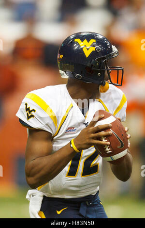 21. Oktober 2011; Syracuse, NY, USA;  West Virginia Mountaineers quarterback Geno Smith (12) steht in der Tasche gegen die Syracuse Orange im vierten Quartal an den Carrier Dome.  Syrakus besiegt West Virginia 49-23. Stockfoto