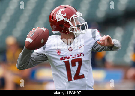 5. November 2011; San Francisco CA, USA;  Washington State Cougars Quarterback Connor Halliday (12) erwärmt sich vor dem Spiel gegen die California Golden Bears im AT&T Park.  California besiegte 30-7 US-Bundesstaat Washington. Stockfoto