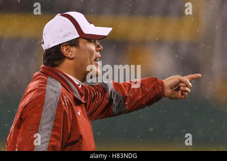 5. November 2011; San Francisco CA, USA; Washington State Cougars Head Coach Paul Wulff an der Seitenlinie gegen die California Golden Bears während des vierten Quartals im AT&T Park. Kalifornien besiegte Washington State mit 30:7. Stockfoto