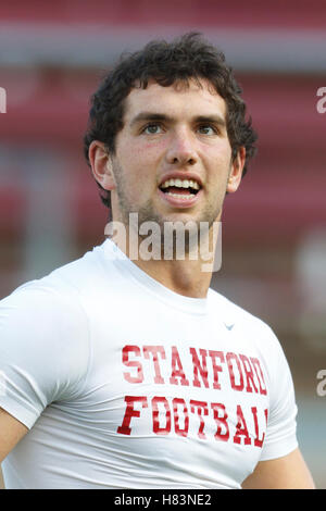 12. November 2011; Stanford, CA, USA;  Stanford Cardinal Quarterback Andrew Luck (12) erwärmt sich vor dem Spiel gegen die Oregon Ducks im Stanford Stadium. Stockfoto