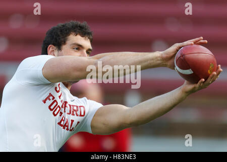 12. November 2011; Stanford, CA, USA;  Stanford Cardinal Quarterback Andrew Luck (12) erwärmt sich vor dem Spiel gegen die Oregon Ducks im Stanford Stadium. Stockfoto