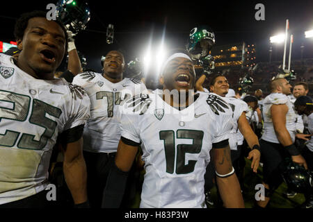 12 Nov, 2011; Stanford, CA, USA; der Oregon ducks Feiern nach dem Spiel gegen die der Stanford Cardinal bei Stanford Stadium. Oregon besiegt Stanford 53-30. Stockfoto