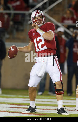 19. November 2011; Stanford CA, USA; Stanford Cardinal Quarterback Andrew Luck (12) wärmt sich vor dem Spiel gegen die California Golden Bears im Stanford Stadium auf. Stockfoto