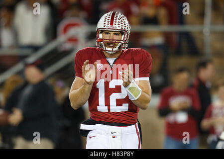 19. November 2011; Stanford CA, USA; Stanford Cardinal Quarterback Andrew Luck (12) wärmt sich vor dem Spiel gegen die California Golden Bears im Stanford Stadium auf. Stockfoto