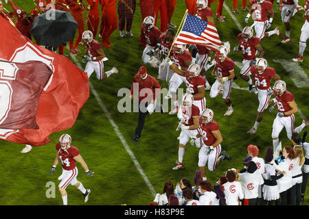 19. November 2011; Stanford, CA, USA;  Stanford Cardinal Cheftrainer David Shaw (Mitte) betritt das Feld mit seinem Team vor dem Spiel gegen die California Golden Bears Stanford Stadium. Stockfoto