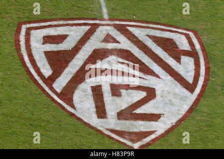 19. November 2011; Stanford CA, USA; detaillierte Ansicht des Pac-12-Logos auf dem Feld vor dem Spiel zwischen den Stanford Cardinal und den California Golden Bears im Stanford Stadium. Stanford besiegte Kalifornien mit 31:28. Stockfoto