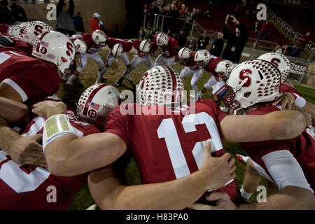 19. November 2011; Stanford, CA, USA;  Stanford Cardinal quarterback Andrew Luck (12) voll mit seinem Team vor dem Spiel gegen die California Golden Bears Stanford Stadium. Stockfoto