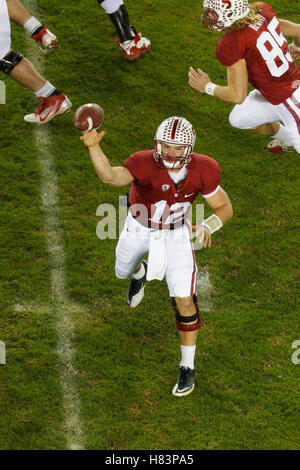 19. November 2011; Stanford, CA, USA;  Stanford Cardinal Quarterback Andrew Luck (12) geht der Ball gegen die California Golden Bears im ersten Quartal bei Stanford Stadium. Stockfoto