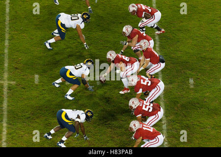 19. November 2011; Stanford, CA, USA;  Die Stanford Cardinal Line-up für ein Spiel gegen die California Golden Bears im ersten Quartal bei Stanford Stadium. Stockfoto