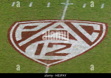 19. November 2011; Stanford, CA, USA;  Detailansicht des Pac-12 Logos gemalt auf dem Feld im ersten Quartal zwischen Stanford Cardinal und die California Golden Bears Stanford Stadium.  Stanford besiegte California 31-28. Stockfoto