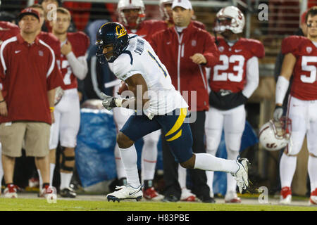 19. November 2011; Stanford CA, USA; California Golden Bears Defensive Back Steve Williams (1) gibt eine Interception von Stanford Cardinal Quarterback Andrew Luck (nicht im Bild) während des ersten Viertels im Stanford Stadium zurück. Stockfoto