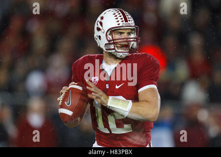 19.November 2011, Stanford, CA, USA; Stanford Cardinal quarterback Andreas Luck (12) steht in der Tasche gegen die Kalifornien goldenen Bären im ersten Quartal bei Stanford Stadium. Stockfoto