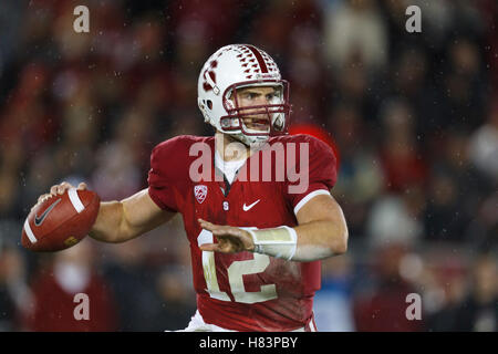 19. November 2011; Stanford, CA, USA;  Stanford Cardinal Quarterback Andrew Luck (12) geht der Ball gegen die California Golden Bears im ersten Quartal bei Stanford Stadium. Stockfoto