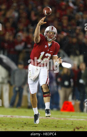 19. November 2011; Stanford, CA, USA;  Stanford Cardinal Quarterback Andrew Luck (12) geht der Ball gegen die California Golden Bears im ersten Quartal bei Stanford Stadium. Stockfoto