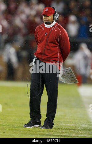 19. November 2011; Stanford, CA, USA;  Stanford Cardinal Cheftrainer David Shaw an der Seitenlinie gegen die California Golden Bears im zweiten Quartal bei Stanford Stadium. Stockfoto