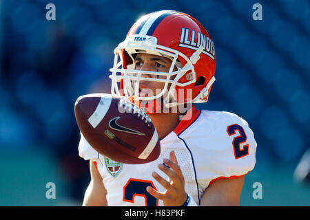 31. Dezember 2011; San Francisco CA, USA;  Illinois Fighting Illini Quarterback Nathan Scheelhaase (2) erwärmt sich vor dem Spiel gegen die UCLA Bruins im AT&T Park. Stockfoto