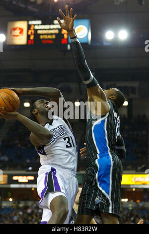 Jan 8, 2012; Sacramento, Ca, USA, Sacramento Kings Vorwärtsleistung j.j. Hickson (31) schießt über Orlando Magic center Dwight Howard (12) während das dritte Quartal mit Power Balance Pavillon. Orlando Sacramento 104-97 besiegt. Stockfoto