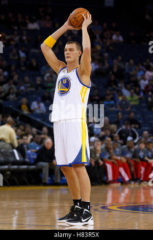 25. Januar 2012; Oakland, Kalifornien, USA; Golden State Warriors Zentrum Andris Biedrins (15) hält den Ball gegen die Portland Trail Blazers im ersten Quartal bei Oracle Arena. Golden State besiegte Portland 101-93. Stockfoto