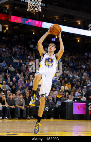 25. Januar 2012; Oakland, Kalifornien, USA; Golden State Warriors bewachen Klay Thompson (11) schießt gegen die Portland Trail Blazers im zweiten Quartal in Oracle Arena. Golden State besiegte Portland 101-93. Stockfoto