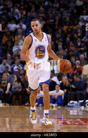 2. Februar 2012; Oakland, Kalifornien, USA; Golden State Warriors Point Guard Stephen Curry (30) dribbelt den Ball gegen die Utah Jazz im zweiten Quartal in Oracle Arena. Golden State besiegte Utah 119-101. Stockfoto