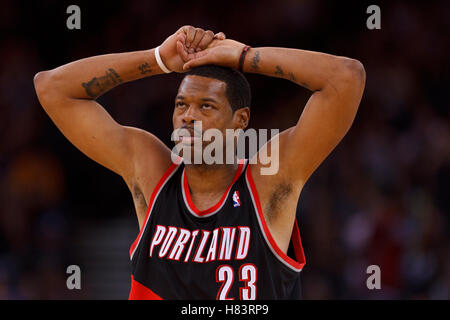 15. Februar 2012; Oakland, Kalifornien, USA; Portland Trail Blazers Center Marcus Camby (23) reagiert auf ein Spiel gegen die Golden State Warriors im vierten Quartal in Oracle Arena. Portland besiegte Golden State 93-91. Stockfoto