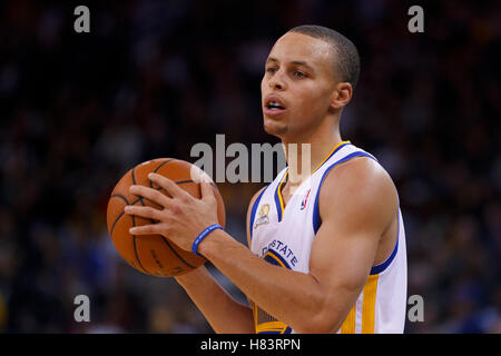 15. Februar 2012; Oakland, Kalifornien, USA; Golden State Warriors Point Guard Stephen Curry (30) hält den Ball gegen die Portland Trail Blazers im dritten Quartal in Oracle Arena. Portland besiegte Golden State 93-91. Stockfoto