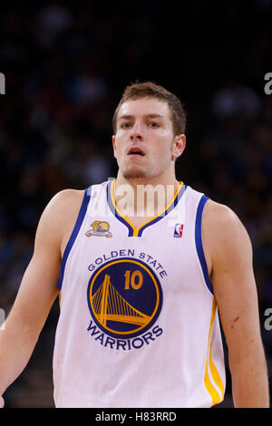 15. Februar 2012; Oakland, Kalifornien, USA; Golden State Warriors power forward David Lee (10) vor einem Freiwurf gegen die Portland Trail Blazers im vierten Quartal in Oracle Arena. Portland besiegte Golden State 93-91. Stockfoto