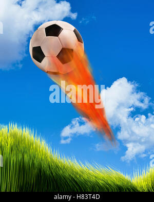 Fußball in Brand und fliegenden Fast in den Himmel. Stockfoto