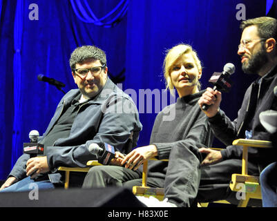 NEW YORK, NY. 7. Oktober 2016.  Jennifer Morrison mit Schöpfer Adam Horowitz & Edward Kitsis, NYCC OUAT Panel. © Veronica Bruno/Alamy Stockfoto