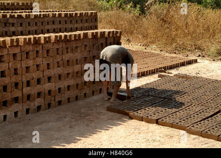 Ein Arbeitskräften in Backstein Produktionseinheit. Maharashtra, Indien. Stockfoto