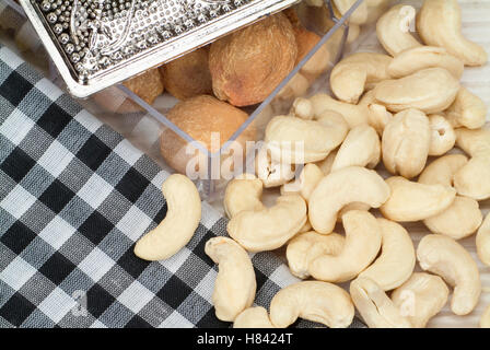 Nahaufnahme von Cashew-Nüssen und Aprikosen. Stockfoto