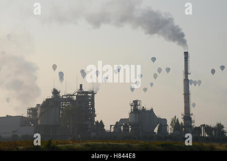 Championship Event der FAI Heißluftballon WM, viele Luftballons in den Himmel. Stockfoto